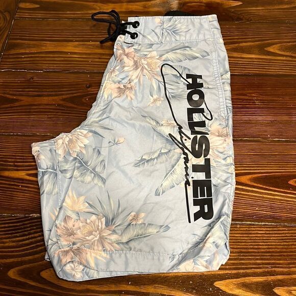 NWOT Hollister Light Blue Floral Print Boardshorts - Picture 1 of 5